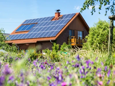 paneles solares en casa de campo